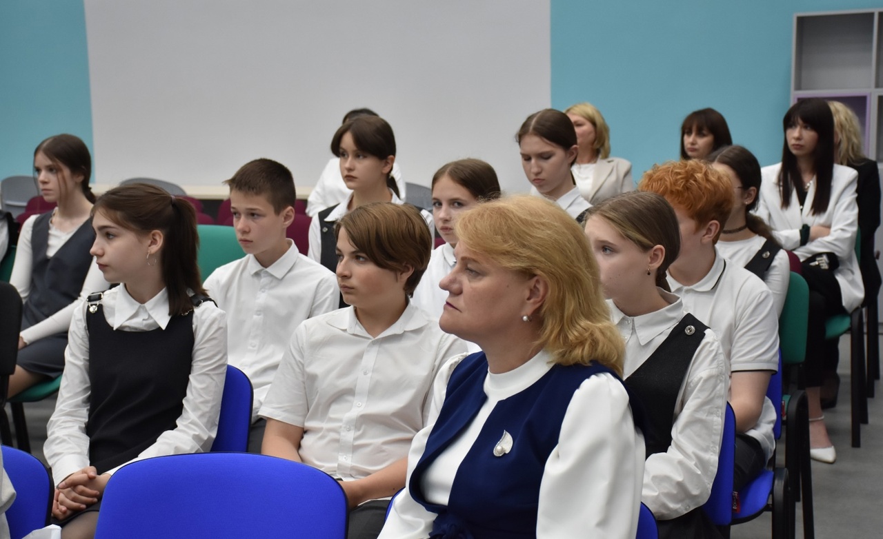 Евгений Илле провел Урок мужества в лицее № 17 Троицка⠀