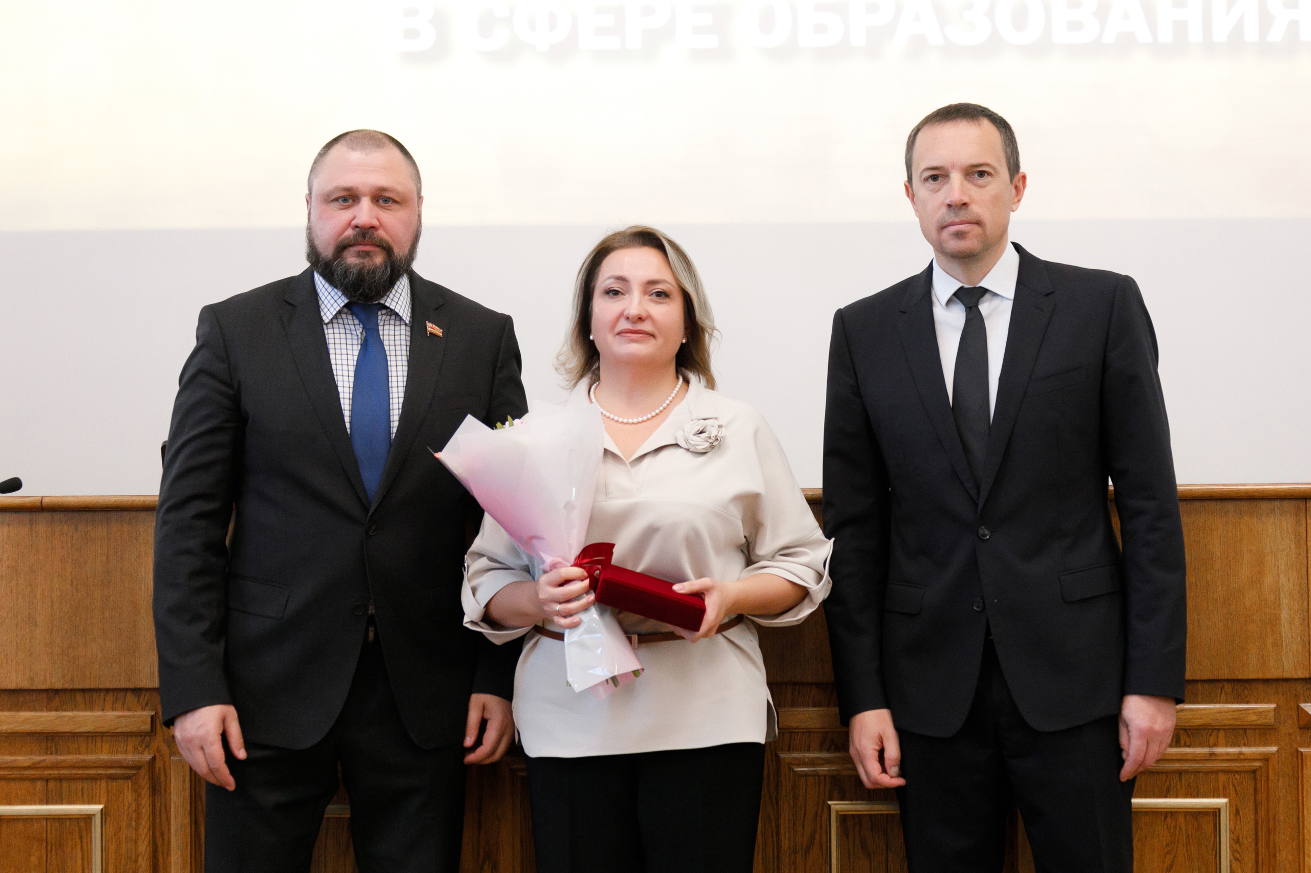 Фото управления информационной политики Шестьдесят педагогов региона получили премию Законодательного Собрания
