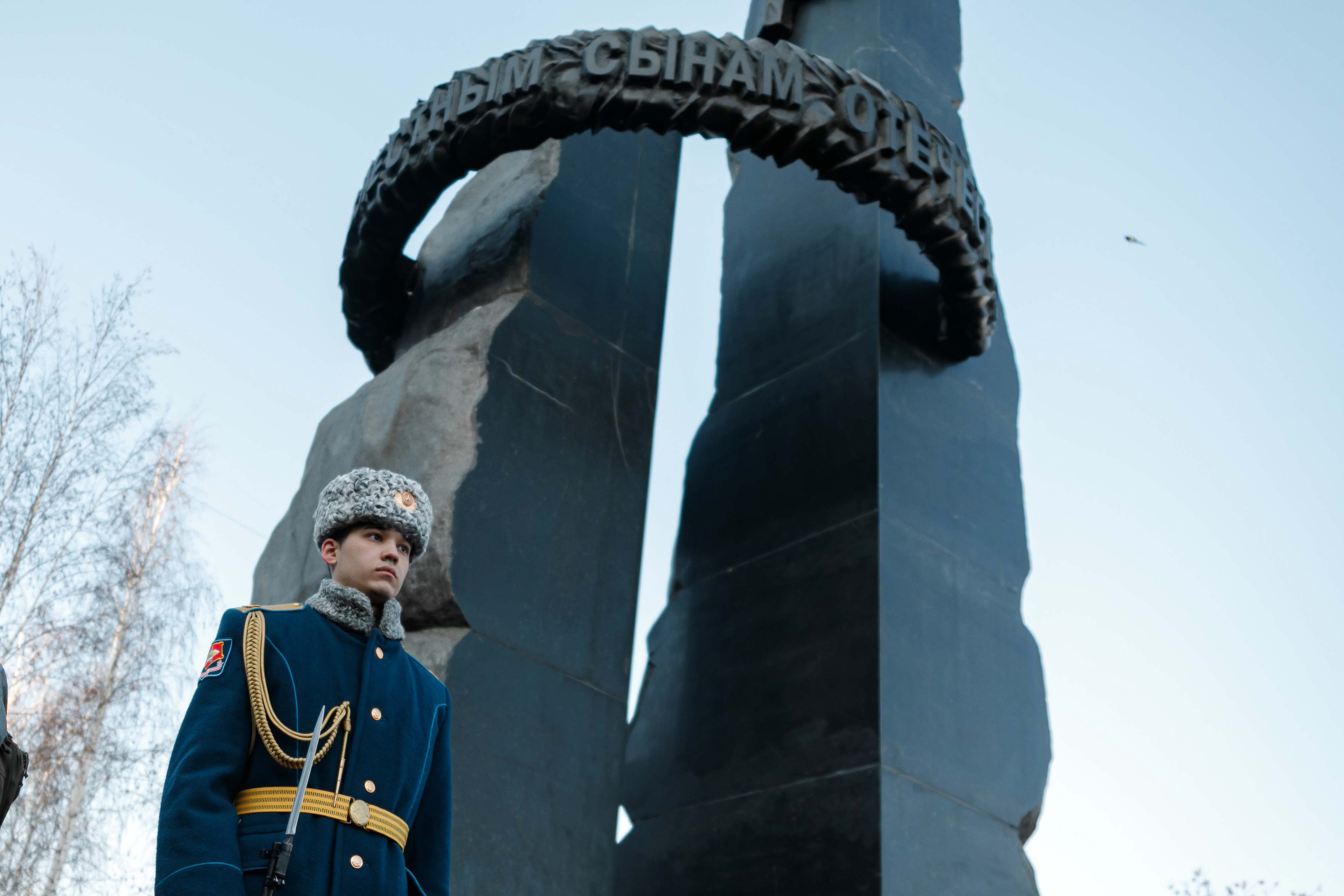 Председатель Законодательного Собрания Олег Гербер принял участие в торжественной церемонии возложения венков и цветов к памятнику «Доблестным сынам Отечества»