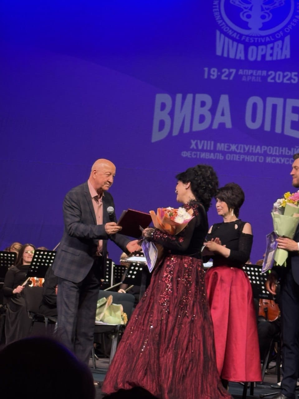 Валерий Колокольцев вручил благодарственные письма артистам Магнитогорского театра оперы и балета