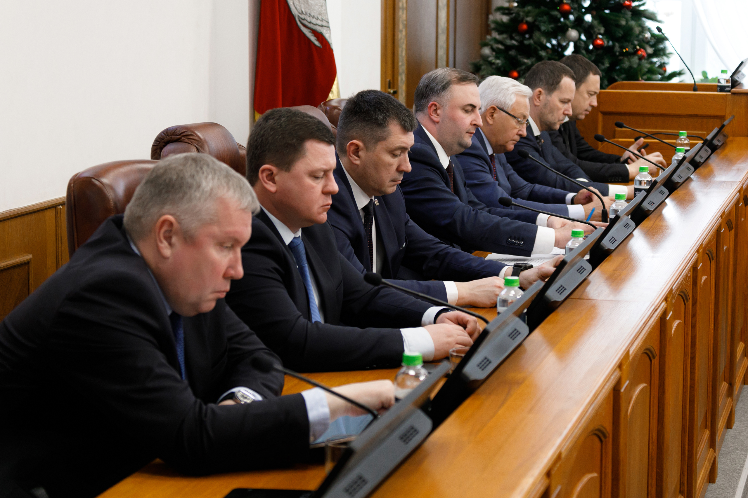 Депутаты Законодательного Собрания поддержали инициативу губернатора Алексея Текслера об увеличении региональной выплаты приемным семьям на приобретение автомобиля до 1,5 млн рублей