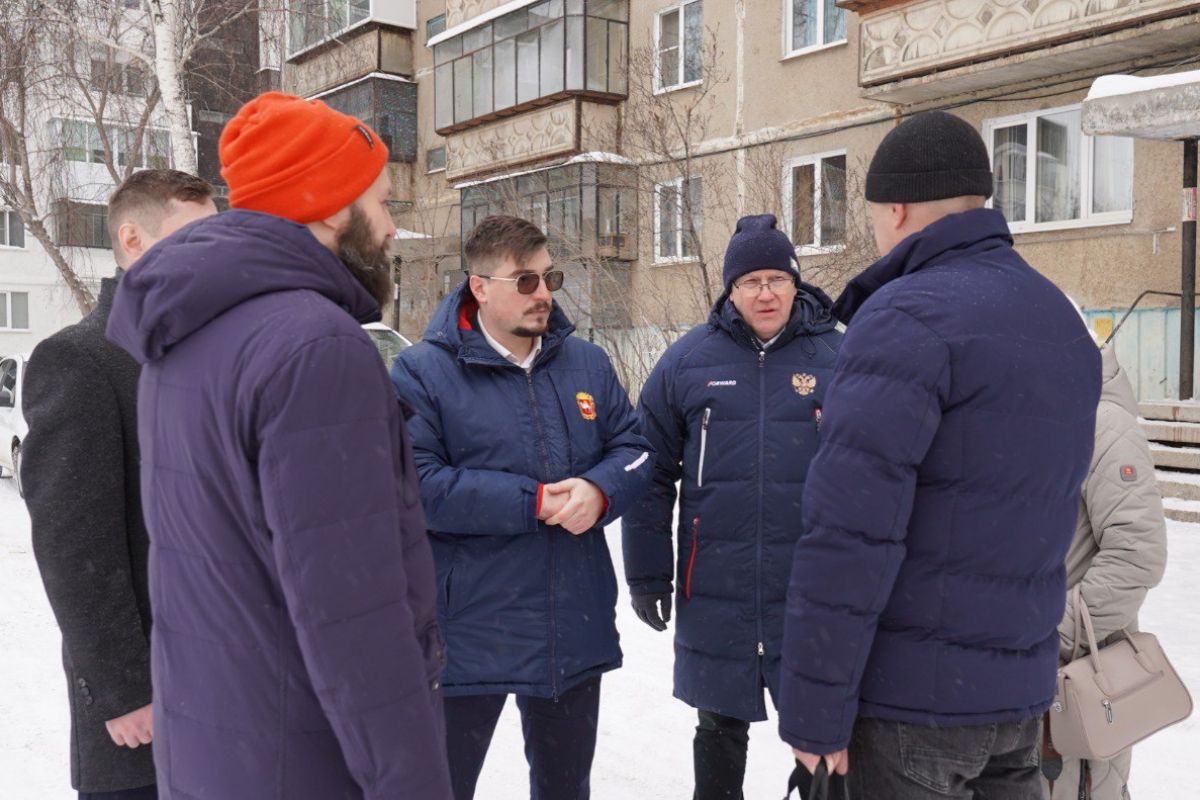 Депутаты Законодательного Собрания области встретились с участника СВО из Карабаша, который оказывал помощь людям во время коммунальной аварии 