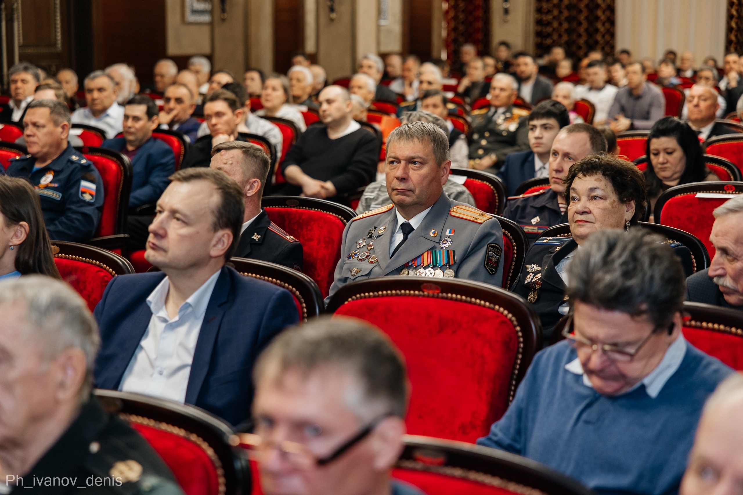 Депутаты Законодательного Собрания Михаил Видгоф и Виген Мхитарян поздравили жителей Тракторозаводского района Челябинска с Днем защитника Отечества