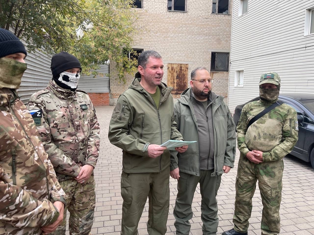 Фото предоставлено помощником депутата Дмитрий Клеутин и председатель Челябинской городской думы Сергей Буяков передали бойцам партию гуманитарного груза и автомобиль УАЗ