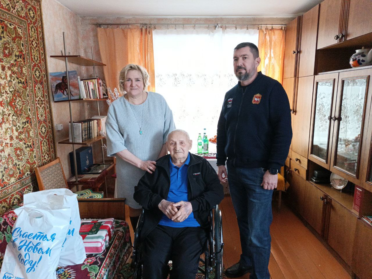 Денис Моисеев и глава Копейска Светлана Логанова поздравили ветерана Великой Отечественной войны, Почетного гражданина Копейска Федора Федоровича Иваненко с наступающим Новым годом