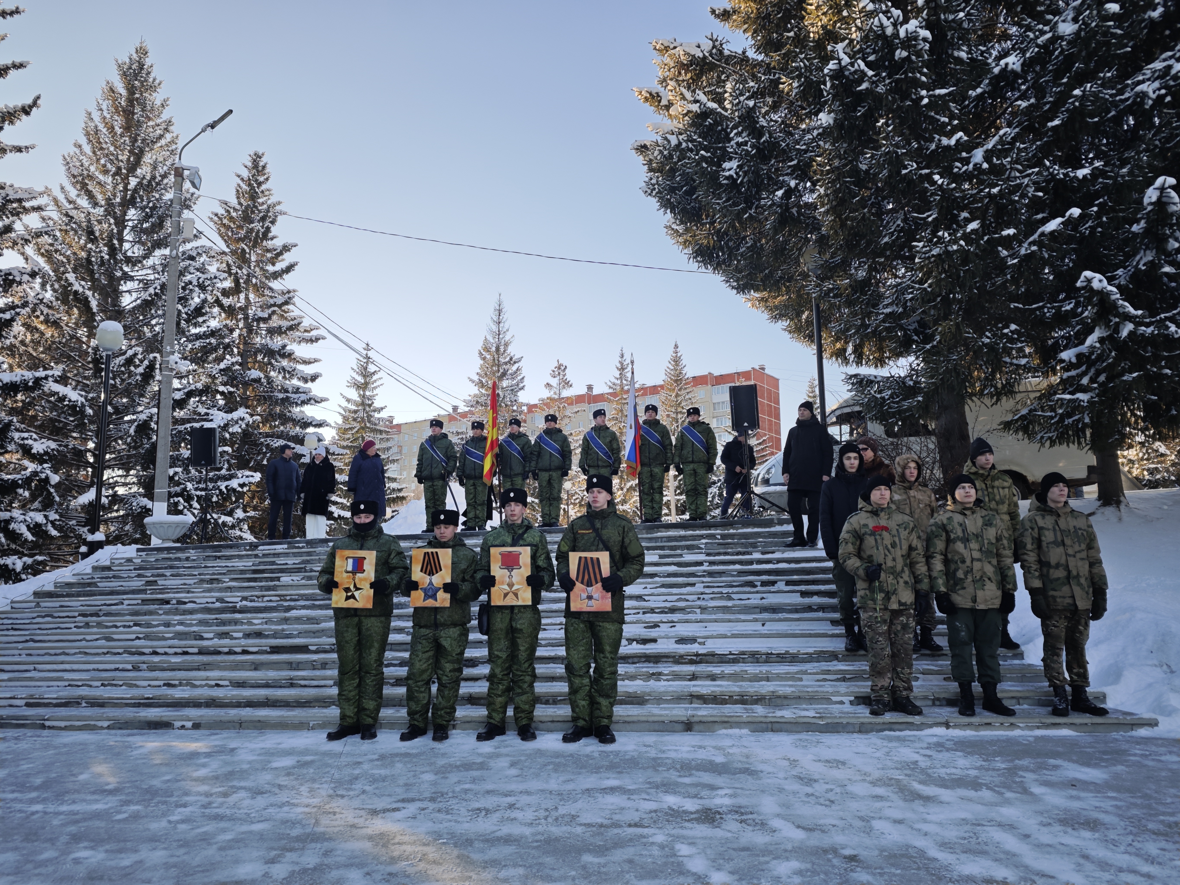В Златоусте на Аллее Героев прошло мероприятие «Мужество остается в веках», посвященное Дню Героев Отечества