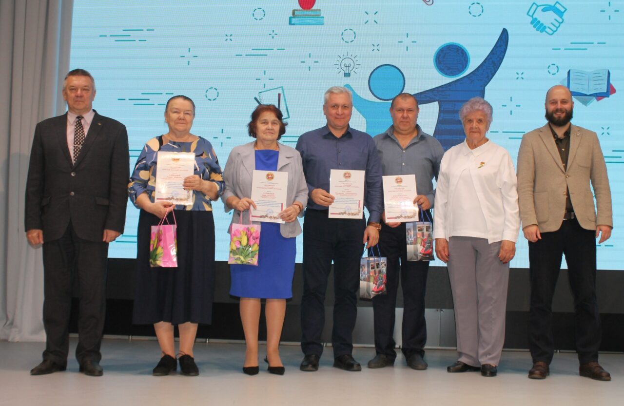 Депутат Артемий Галицын наградил лучших наставников Карабаша