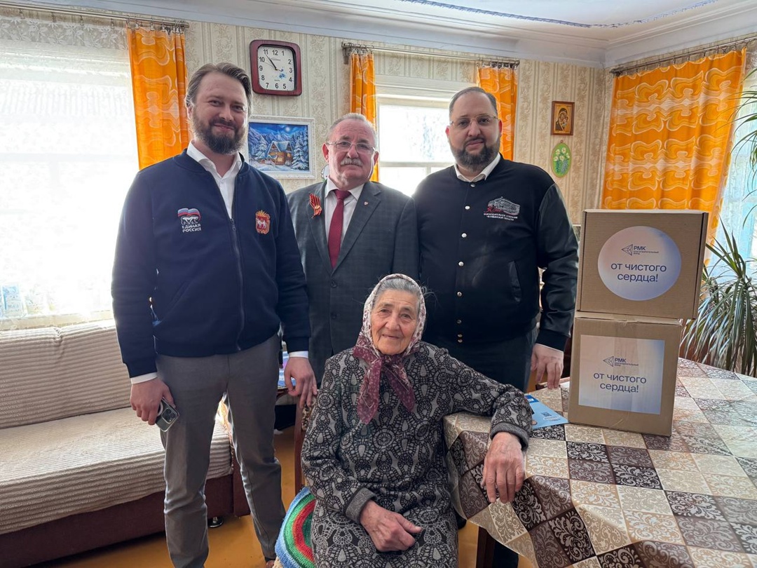Дмитрий Клеутин поздравил ветеранов из города Карталы в 80-летием Великой Победы и вручил юбилейные медали