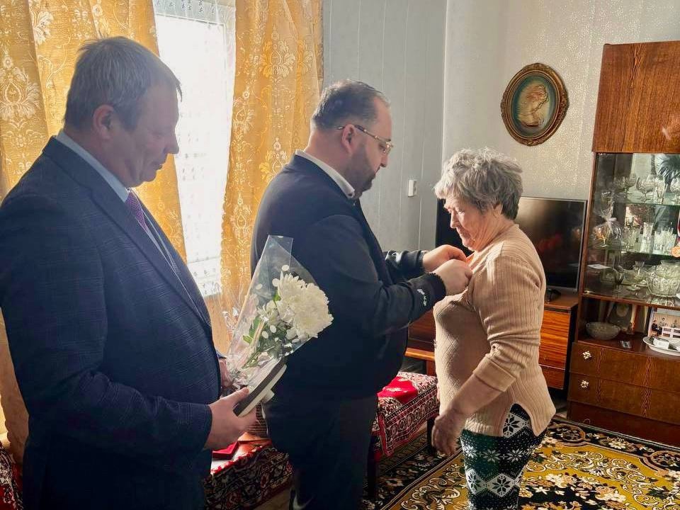 Дмитрий Клеутин вручил медаль к 80-летию Победы жительнице блокадного Ленинграда