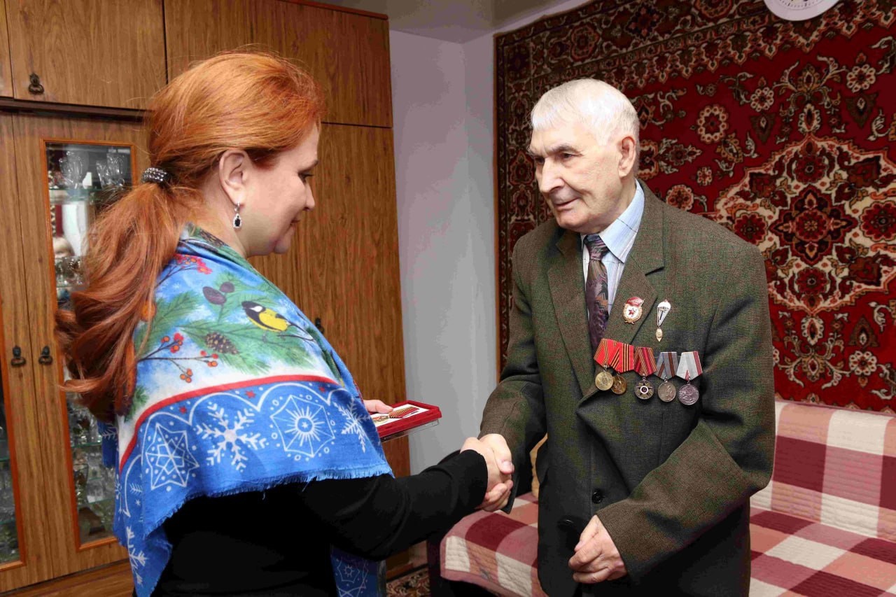 Лена Колесникова вручила юбилейную медаль к 80-летию Победы ветерану из Аши