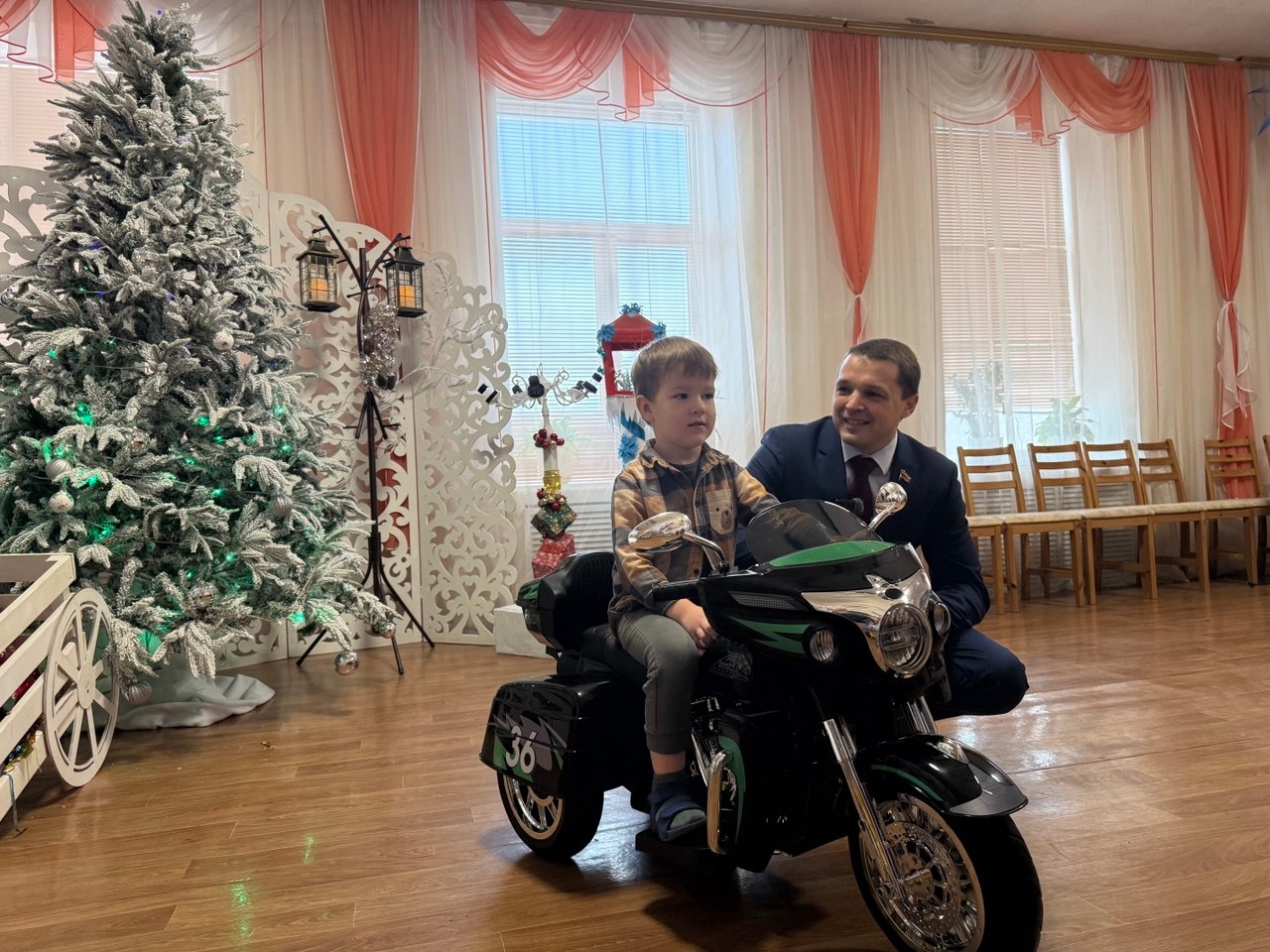 Областные парламентарии продолжают дарить подарки маленьким мечтателям