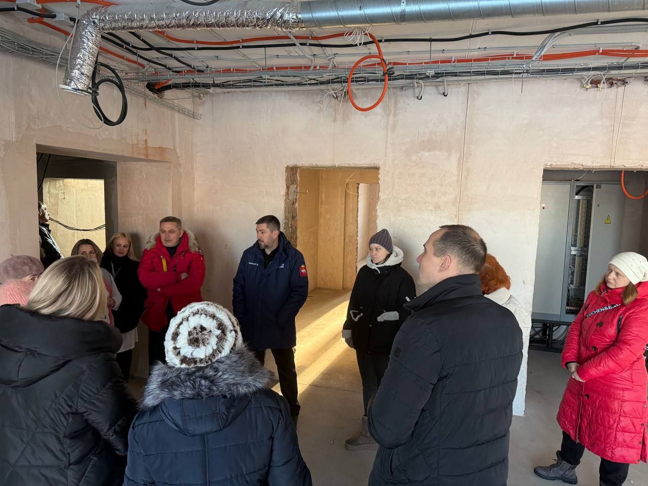 Денис Моисеев познакомился с ходом ремонтных работ в амбулатории села Еманжелинка Еткульского округа