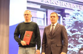 Председатель Законодательного Собрания Александр Лазарев вручил награды областного парламента сотрудникам ракетного центра имени академика В.П. Макеева в честь 75-летия предприятия