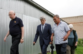 Александр Журавлев посетил фельдшерско-акушерский пункт в деревне Щапино