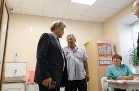 Александр Журавлев посетил фельдшерско-акушерский пункт в деревне Щапино