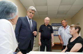 Александр Журавлев посетил фельдшерско-акушерский пункт в деревне Щапино