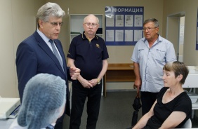 Александр Журавлев посетил фельдшерско-акушерский пункт в деревне Щапино