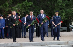 Церемония возложения венков и цветов к Вечному Огню ко Дню памяти и скорби