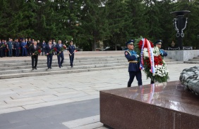 Церемония возложения венков и цветов к Вечному Огню ко Дню памяти и скорби