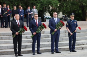 Церемония возложения венков и цветов к Вечному Огню ко Дню памяти и скорби