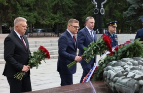 Церемония возложения венков и цветов к Вечному Огню ко Дню памяти и скорби
