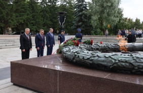 Церемония возложения венков и цветов к Вечному Огню ко Дню памяти и скорби