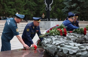 Церемония возложения венков и цветов к Вечному Огню ко Дню памяти и скорби