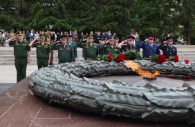 Церемония возложения венков и цветов к Вечному Огню ко Дню памяти и скорби