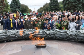 Церемония возложения венков и цветов к Вечному Огню ко Дню памяти и скорби