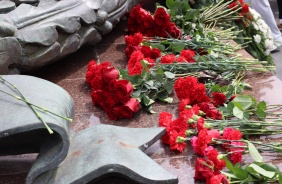 Церемония возложения венков и цветов к Вечному Огню ко Дню памяти и скорби