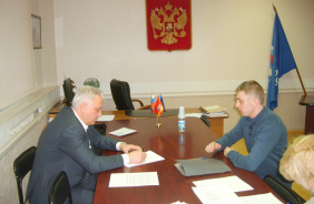 Депутат Олег Биушкин обсуждает с Чемеренским П.Н. (инв. III гр.) вопрос по трудоустройству.