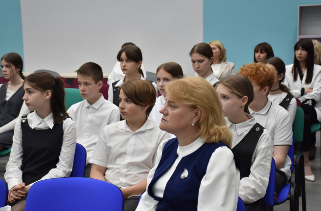 Евгений Илле провел Урок мужества в лицее № 17 Троицка⠀