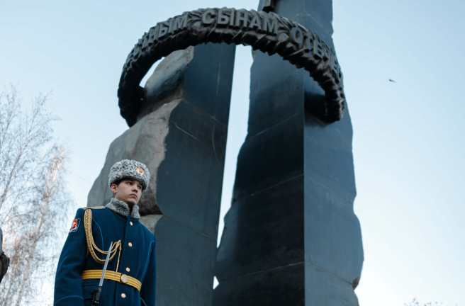 Председатель Законодательного Собрания Олег Гербер принял участие в торжественной церемонии возложения венков и цветов к памятнику «Доблестным сынам Отечества»