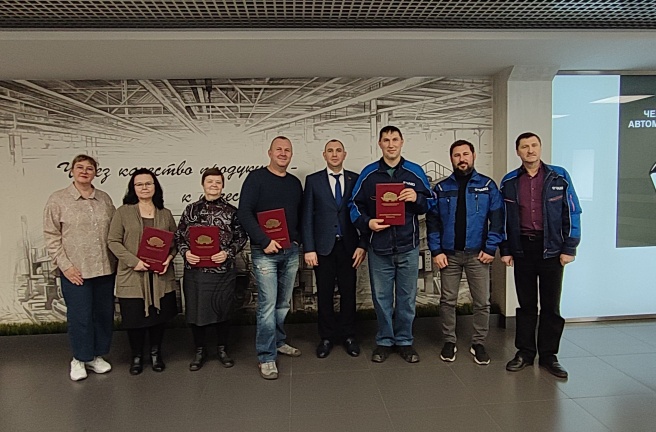 Михаил Видгоф вручил благодарственные письма Законодательного Собрания Челябинской области работникам Челябинского автомеханического завода