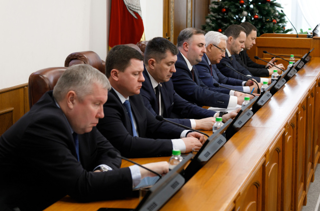 Депутаты Законодательного Собрания поддержали инициативу губернатора Алексея Текслера об увеличении региональной выплаты приемным семьям на приобретение автомобиля до 1,5 млн рублей
