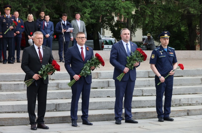Олег Гербер принял участие в церемонии возложения венков и цветов к Вечному Огню