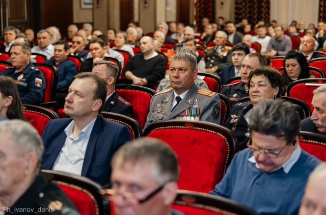 Депутаты Законодательного Собрания Михаил Видгоф и Виген Мхитарян поздравили жителей Тракторозаводского района Челябинска с Днем защитника Отечества