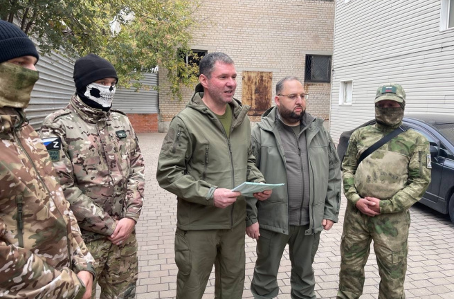 Дмитрий Клеутин и председатель Челябинской городской думы Сергей Буяков передали бойцам партию гуманитарного груза и автомобиль УАЗ