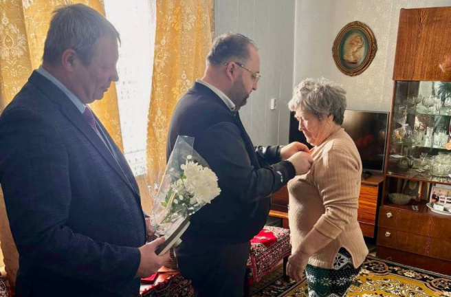 Дмитрий Клеутин вручил медаль к 80-летию Победы жительнице блокадного Ленинграда 