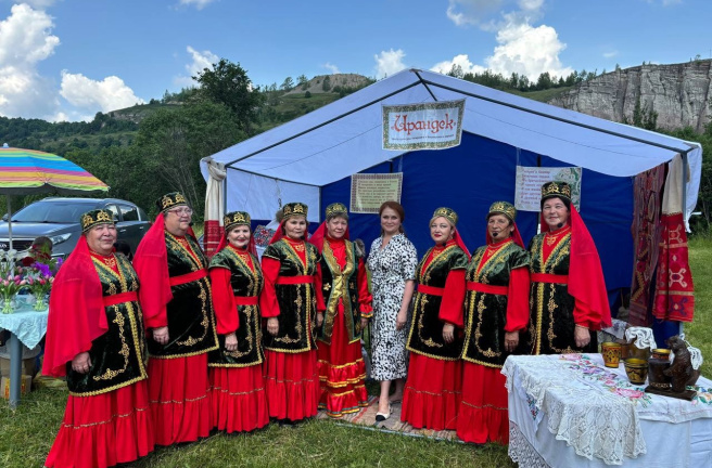 Лена Колесникова приняла участие в празднике Сабантуй в Миньяре 