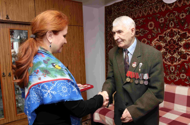 Лена Колесникова вручила юбилейную медаль к 80-летию Победы ветерану из Аши 