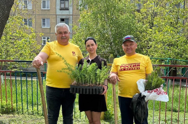 Владимир Бекишев высадил 60 саженцев сибирской лиственницы и 30 сеянцев сосны в Ясиноватой
