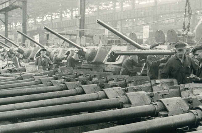 В сборочном цехе Челябинского Кировского завода. 1945 год. Фото и коллекции ОГАЧО