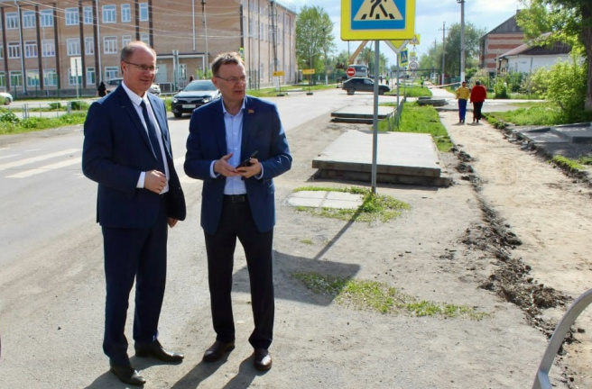 Владимир Перезолов проинспектировал ремонт улицы Советской в поселке Увельском 