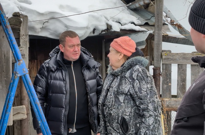 Заместитель председателя Законодательного Собрания Виталий Пашин и депутат Алексей Беседин оказали помощь жителям
