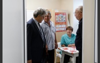 Александр Журавлев посетил фельдшерско-акушерский пункт в деревне Щапино