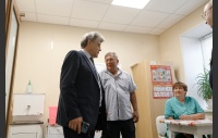 Александр Журавлев посетил фельдшерско-акушерский пункт в деревне Щапино