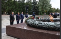 Церемония возложения венков и цветов к Вечному Огню ко Дню памяти и скорби