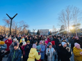 Заместитель председателя Законодательного Собрания Вадим Ромасенко поздравил жителей Ленинского района с появлением нового сквера возле ДК «Станкомаш»