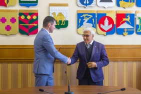 Депутат Сергей Буяков вручил награды Законодательного Собрания
